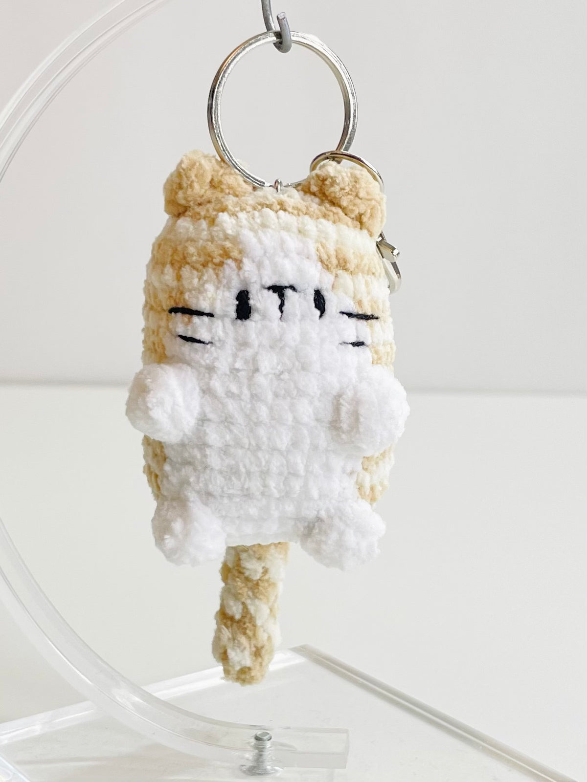 Crochet Beige Tabby Cat Pocket Keychain – Plush Amigurumi Kitty Charm, Kawaii Bag Accessory