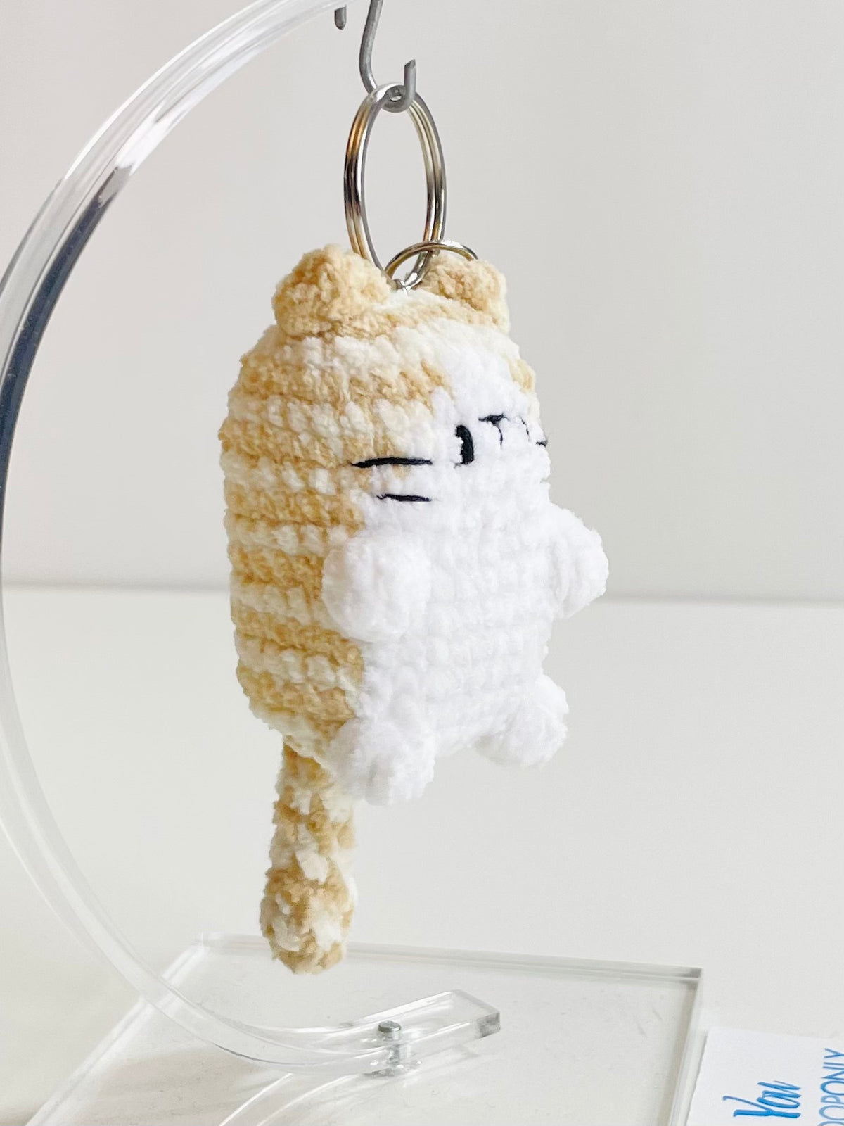 Crochet Beige Tabby Cat Pocket Keychain – Plush Amigurumi Kitty Charm, Kawaii Bag Accessory