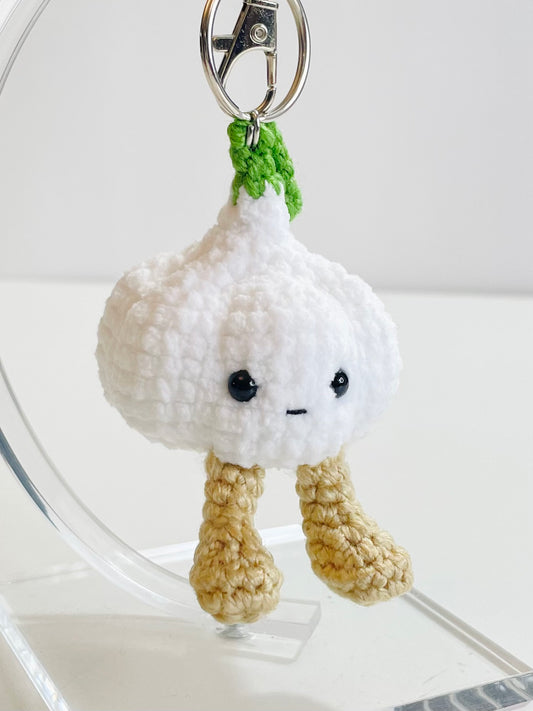 Crochet Baby Garlic Keychain, Amigurumi Vegetable Charm, Kawaii Food Bag Accessory, Handmade Veggie Gift