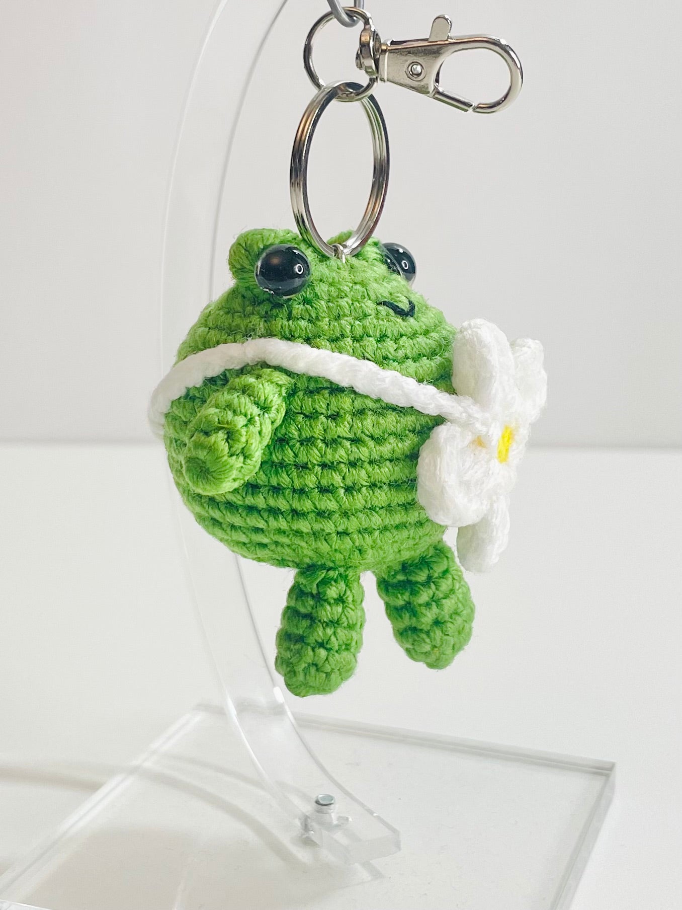 Crochet Frog Keychain with Flower, Kawaii Frog Keyring, Handmade Amigurumi Animal Bag Charm