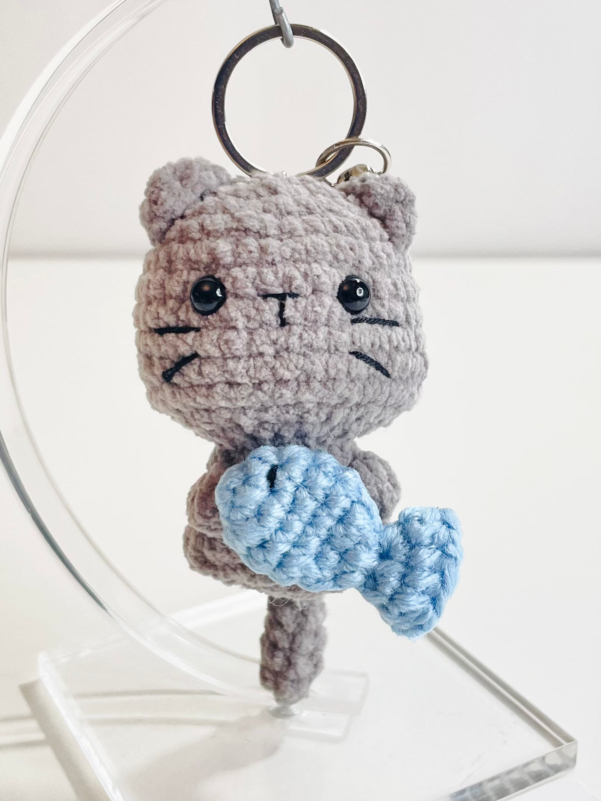 Crochet Cat Keychain with Fish, Handmade Amigurumi Bag Charm, Kitten Lover, Pet Owner Accessory