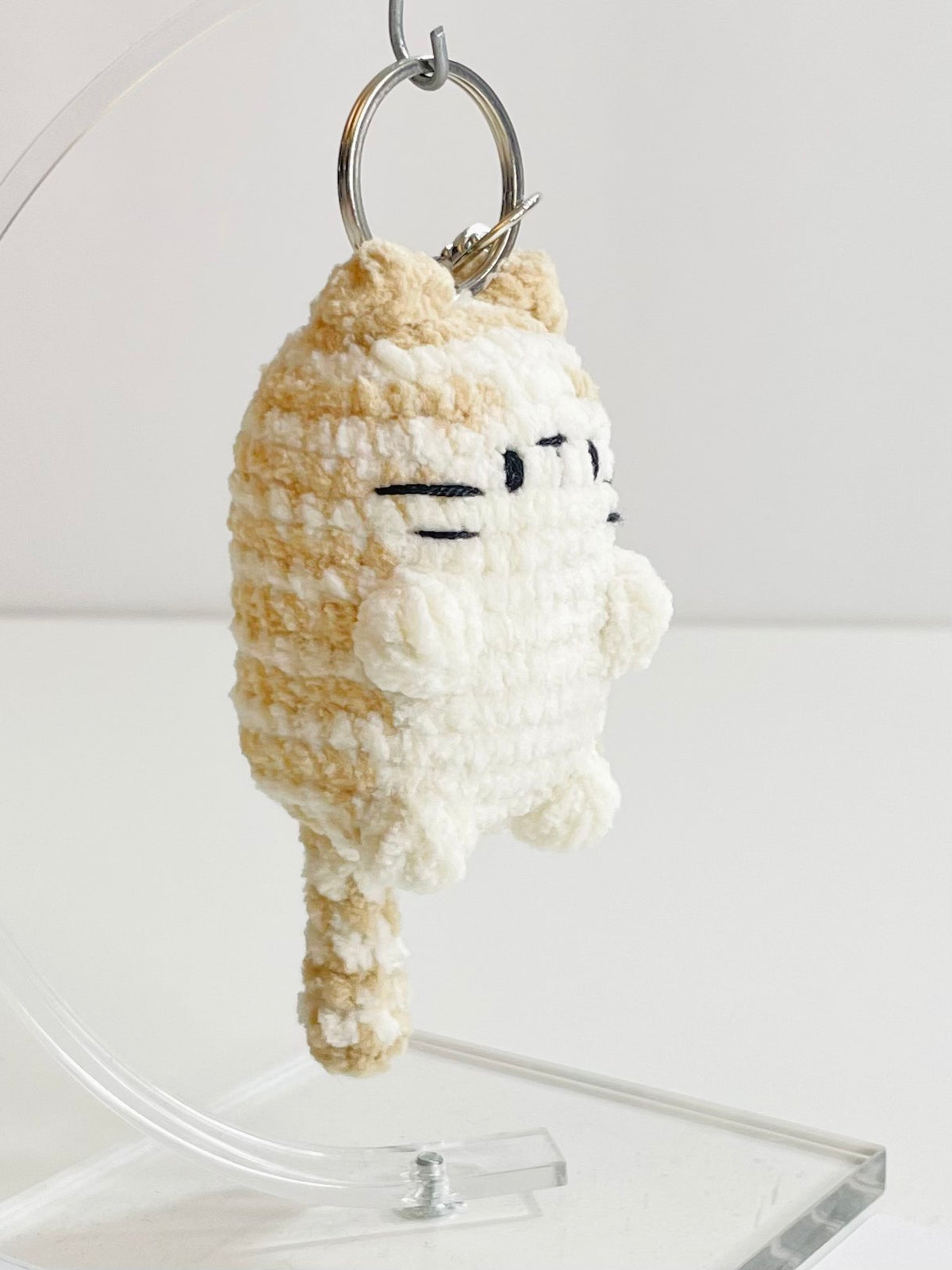 Crochet Beige Tabby Cat Pocket Keychain – Plush Amigurumi Kitty Charm, Kawaii Bag Accessory