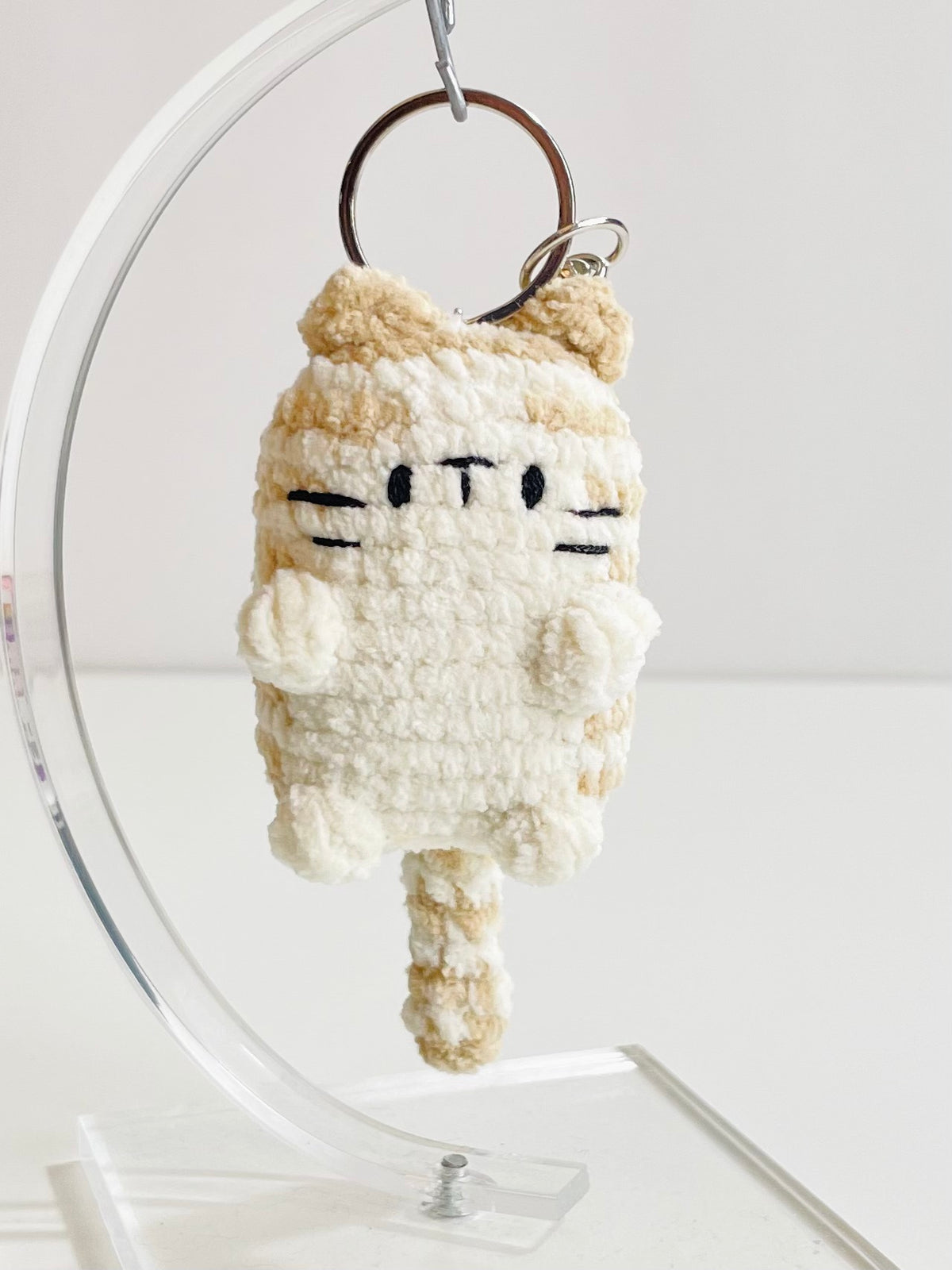 Crochet Beige Tabby Cat Pocket Keychain – Plush Amigurumi Kitty Charm, Kawaii Bag Accessory
