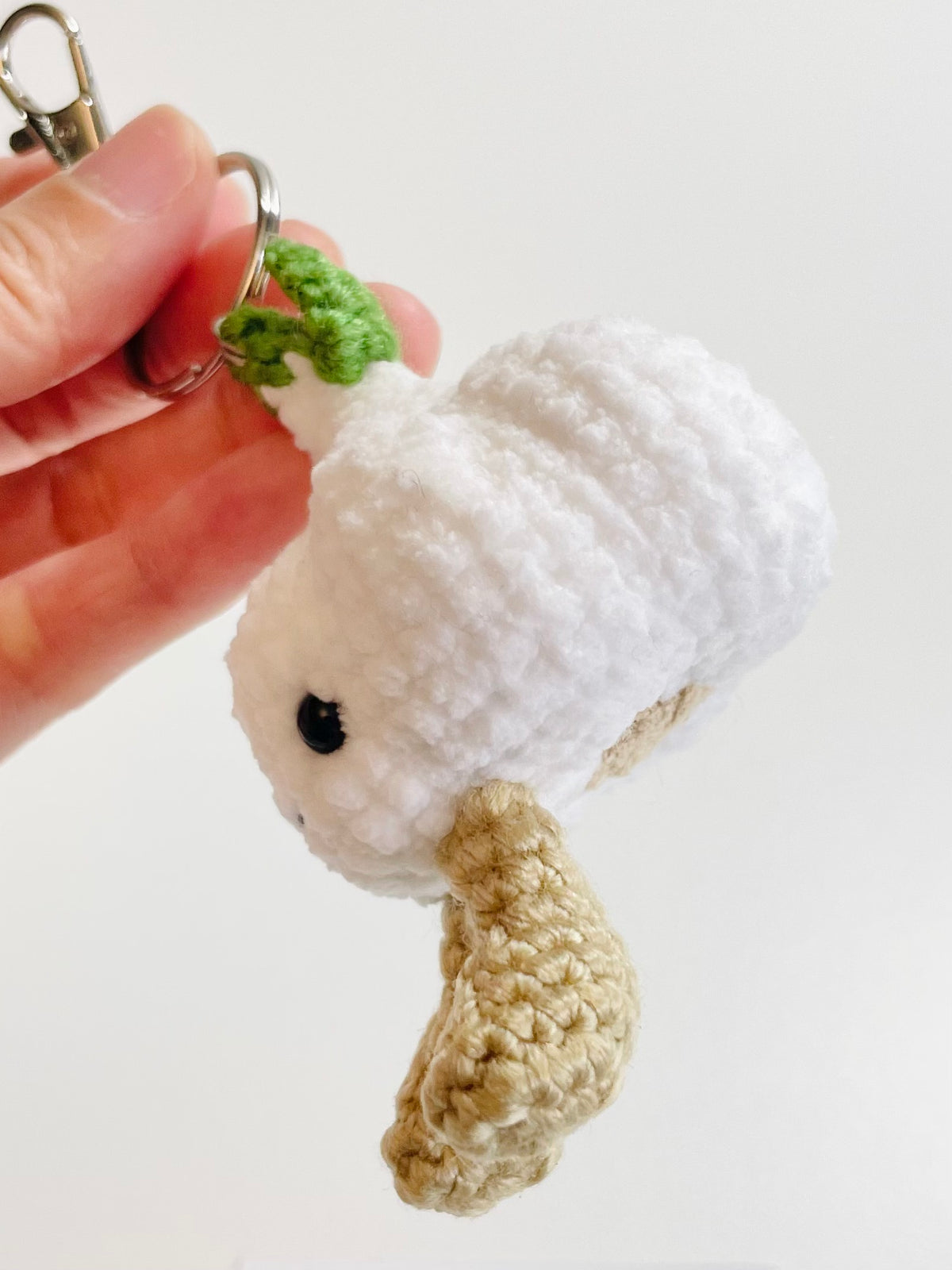 Crochet Baby Garlic Keychain, Amigurumi Vegetable Charm, Kawaii Food Bag Accessory, Handmade Veggie Gift
